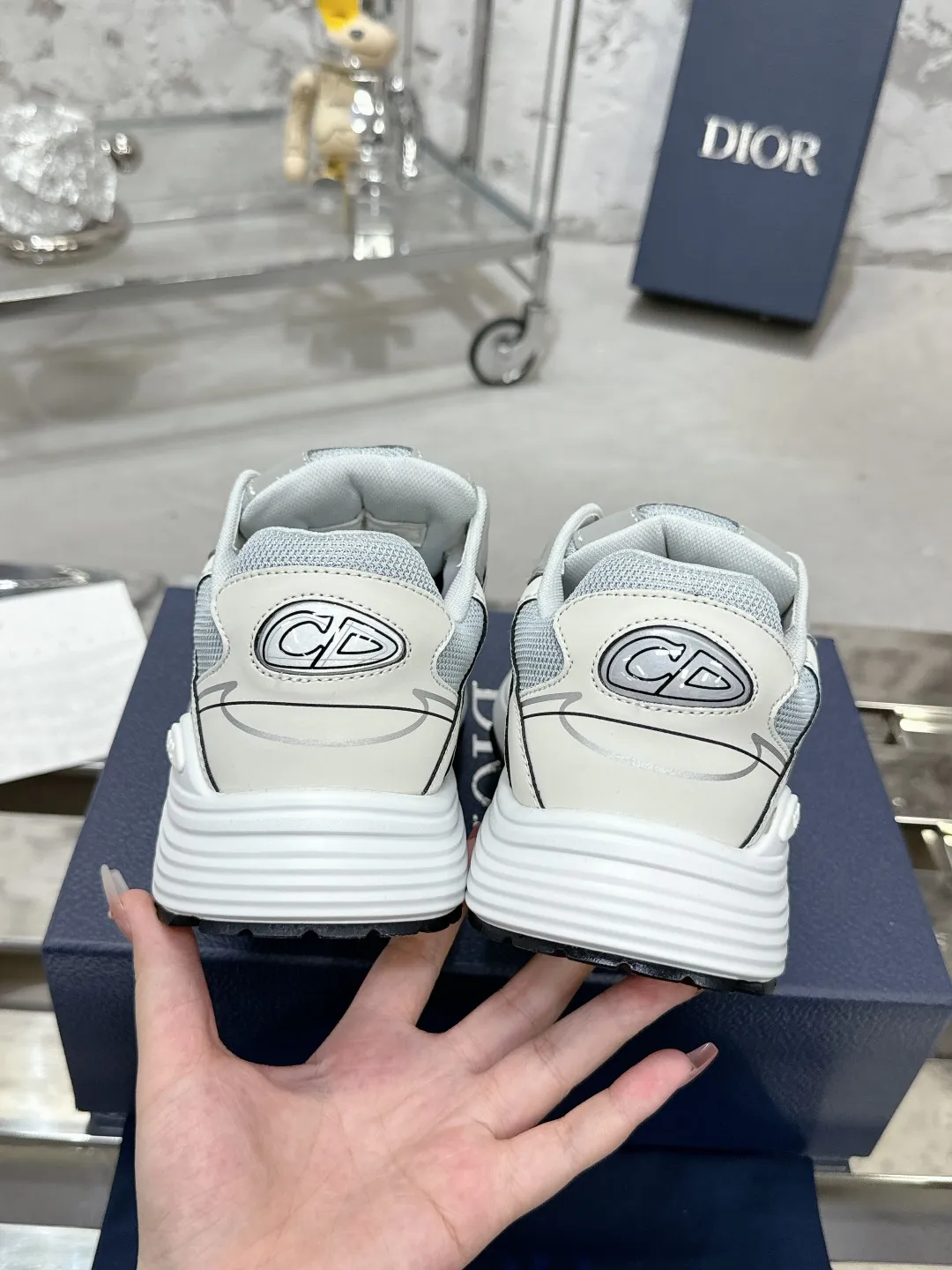Men's men's shoes 💰600❤️❤️❤️High version Dior Dior's latest color matching B30 series reflective dad sneakers original 17380💰 purchased for development and production Brand new B30 sneakers Dad Shoes style shoes that follow the trend of the retro market The Dior logo on the tongue also indicates that this pair of shoes is the B30 model! B30 uses fine-textured leather and mesh cloth materials to form a shoe body. There are conspicuous letters CD on both sides of the shoe body to indicate identity. Many lines on the shoe body outline details to make the shoes look less monotonous and full of retro flavor. The delivery counter is exquisitely packaged🛍📦 ▪️Fabric: Original customized technical fabric + mesh ▪️Inner lining: Customized breathable lining ▪️Outsole: Original molded IP foam + TPU outsole ▪️Sole thickness: 3.5CM ▪️Size: Women’s size 35-40 / Men’s size 39-46